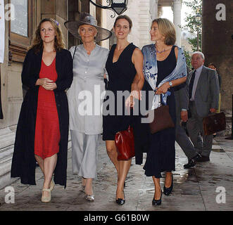 Sheila Hancock (2. Links), Witwe des verstorbenen John Thaw, kommt mit ihren Töchtern (L-R) Joanna, Abigail und Melie (mit dem Schriftsteller Colin Dexter im Hintergrund rechts) zu seinem Gedenkgottesdienst in St. Martin-in-the-Fields, im Zentrum von London. * rund 800 Menschen versammelten sich, um sich an den Schauspieler zu erinnern, der am berühmtesten für die Rolle des Inspector Morse war, der 2001 starb. Stockfoto