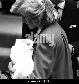 Ein Blick auf das kleine Gesicht des neugeborenen Prinzen, der von seiner Mutter, der Prinzessin von Wales, aus dem St. Mary's Hospital getragen wird. Gestern Nachmittag geboren, soll er Henry Charles Albert David heißen. Stockfoto