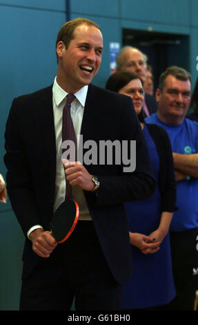 Königlicher Besuch in Glasgow. Der Duke of Cambridge spielt Tischtennis im Donald Dewer Leisure Center in Glasgow. Stockfoto