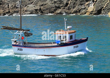 Angelboot/Fischerboot, Eingabe Porthleven Hafen, Cornwall, England, UK Stockfoto