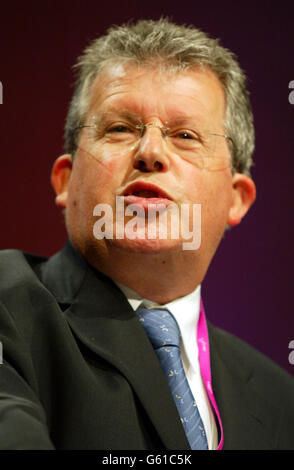 Sir Tony Young, Präsident des Trades Union Congress, spricht am Eröffnungstag des Jahreskongresses in den Winter Gardens in Blackpool vor den Delegierten. Siehe PA-Geschichte TUC Pensions. Stockfoto