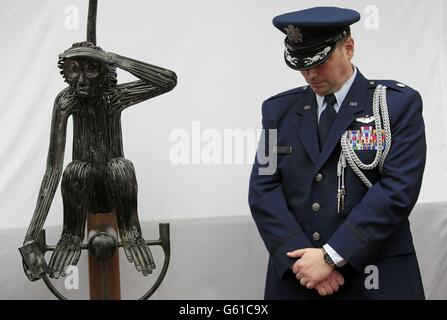 DER OBERSTLEUTNANT der US-Luftwaffe Sean Cosden vom US-Verteidigungsangriff steht im Garten von O'Donovan's Hotel während der Enthüllung der Statue von 'Tojo', einem Affen, der einer Bombercrew der amerikanischen Luftwaffe gehört, die ihre Boeing B-17 Flying Fortress vor der Stadt Clonakilty abstürzte, West Cork Irland am 7. April 1943. Stockfoto