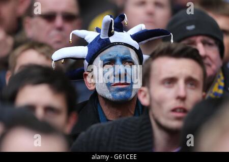 Fußball - Johnstone's Paint Trophy - Finale - Crewe Alexandra gegen Southend United - Wembley Stadium. Ein niedergetragender Southend United Fan, der Gesichtsfarbe und einen Narrenhut auf den Tribünen trägt Stockfoto