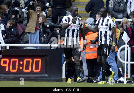 Papiss Cisse von Newcastle United (rechts) feiert mit Teamkollege Moussa Sissoko Nach dem Erreichen des Siegtreffer Stockfoto