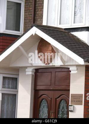 Blick auf die Eingangstür der nordkoreanischen Botschaft in Ealing, West-London. Stockfoto