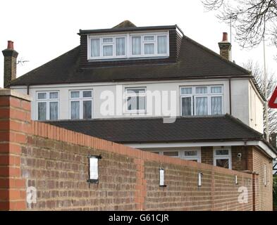 Blick auf die Schilder, die am Dienstag die Verladung ankündigen, an der Wand der nordkoreanischen Botschaft in Ealing, West-London. Stockfoto