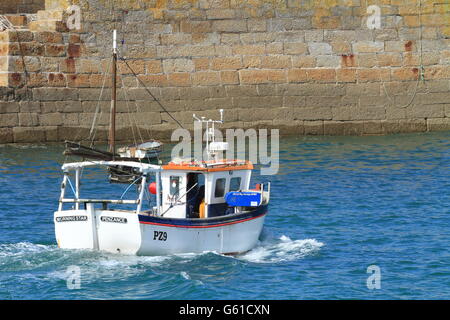 Angelboot/Fischerboot, Eingabe Porthleven Hafen, Cornwall, England, UK Stockfoto