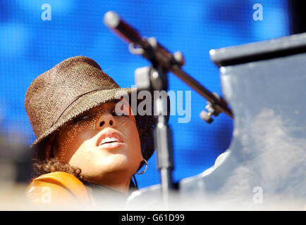 Alicia Keys spielt auf der Bühne während des "One Big Sunday" Musikkonzerts von Radio One im Victoria Park, Leicester. Stockfoto