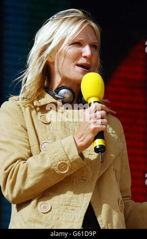 Jo Whiley - Ein Großer Sonntag. Jo Whiley auf der Bühne während des „One Big Sunday“-Musikkonzerts von Radio One im Victoria Park, Leicester. Stockfoto