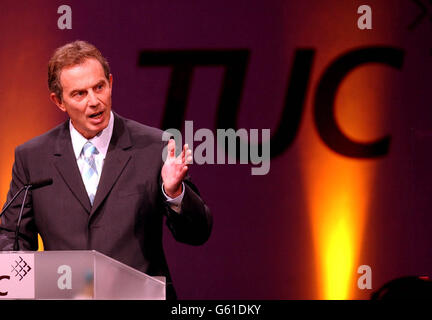 Premierminister Tony Blair spricht am zweiten Tag der TUC-Konferenz in den Winter Gardens in Blackpool vor den Delegierten. * Herr Blair erhielt von den meisten Delegierten 50 Sekunden lang Standing Ovation, obwohl einige linke Gewerkschaftsführer pointiert mit gefalteten Armen auf ihren Stühlen saßen. Bob Crow, Generalsekretär der Eisenbahn-, See- und Transportunion, sagte, Herr Blair habe ihm keine Zusicherungen über die drohende Kriegsgefahr mit dem Irak gegeben. Stockfoto