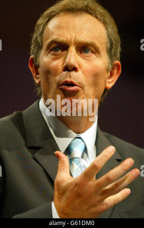 Premierminister Tony Blair spricht am zweiten Tag der TUC-Konferenz in den Winter Gardens in Blackpool vor den Delegierten. * Herr Blair erhielt von den meisten Delegierten 50 Sekunden lang Standing Ovation, obwohl einige linke Gewerkschaftsführer pointiert mit gefalteten Armen auf ihren Stühlen saßen. Bob Crow, Generalsekretär der Eisenbahn-, See- und Transportunion, sagte, Herr Blair habe ihm keine Zusicherungen über die drohende Kriegsgefahr mit dem Irak gegeben. Stockfoto