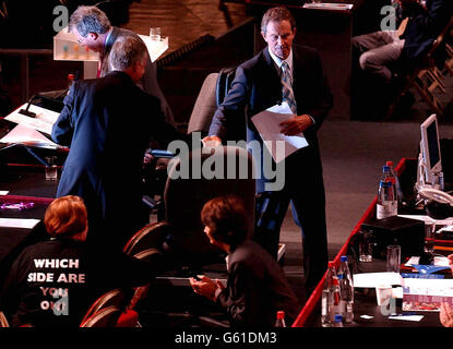 Premierminister Tony Blair (r) schüttelt die Hände mit TUC-Generalsekretär John Monks, nachdem er am zweiten Tag der TUC-Konferenz in den Winter Gardens in Blackpool vor den Delegierten sprach. * Herr Blair erhielt von den meisten Delegierten 50 Sekunden lang Standing Ovation, obwohl einige linke Gewerkschaftsführer pointiert mit gefalteten Armen auf ihren Stühlen saßen. Bob Crow, Generalsekretär der Eisenbahn-, See- und Transportunion, sagte, Herr Blair habe ihm keine Versicherungen über die drohende Kriegsgefahr mit dem Irak gegeben. Stockfoto