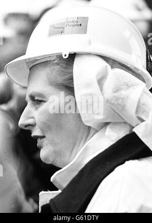 Bergarbeiterhelm für die Premierministerin, Frau Margaret Thatcher, als sie eine halbe Stunde einen Minenschacht bei der Zeche Wistow im selby-Kohlefeld hinunter verbrachte. 04/03/04: Kohle statt Dole Plakate wurden aus staubigen Schränken gerettet, als ehemalige Bergarbeiter und ihre Familien im ganzen Land sich darauf vorbereiteten, eine Reihe von Veranstaltungen zum 20. Jahrestag des bitteren Bergarbeiterstreiks abzuhalten. Der Streik begann im März 1984 in Yorkshire, und innerhalb weniger Tage hatte die Hälfte der Bergarbeiter des Landes in einer Reihe über Grubenschließungen ausgetreten. Stockfoto