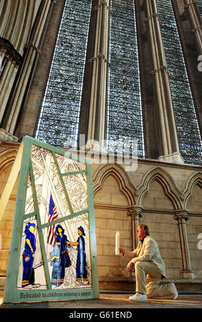 Unter den unbezahlbaren Glasmalereien des York Minster befindet sich ein neues Buntglasfenster, wobei das berühmte Fenster der fünf Schwestern den Hintergrund für dieses Fenster bildet, das den Feuerwehrleuten von New York zum ersten Jahrestag der Tragödie des World Trade Centers gewidmet ist. * der Buntglaskünstler Paul Calvert (rechts) enthüllte das Fenster, das von einem Foto von Feuerwehrleuten inspiriert wurde, die die Sterne und Streifen über Ground Zero erheben, bevor im York Minster ein besonderer Dienst der Erinnerung und Reflexion stattfand. Stockfoto