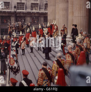 Randolph Churchill und Lady Churchill verlassen die St. Paul's Cathedral in London nach dem Trauergottesdienst von Sir Winston Churchill. Stockfoto