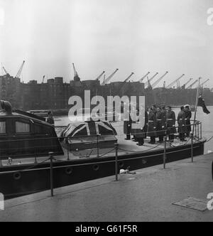 Nachdem der fahnendrapierte Sarg von Sir Winston Churchill an Bord der Havengore platziert wurde, steht die Trägerpartei der Grenadier Guards auf dem Deck des Überblicksstartschiffs der Port of London Authority für die Fahrt flussaufwärts vom Tower Pier, London, zum Festival Pier, Während Sir Winston Churchills Staatsbegräbnis. Nach der Ankunft am Festival Pier sollte der Sarg zur Waterloo Station für die Bahnfahrt nach Long Handborough, Oxfordshire, gebracht werden. Stockfoto