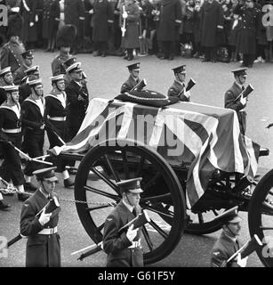 Sir Winston Churchills fahnendrapierter Sarg, der mit den Insignien des Strumpfordens auf dem Gewehrwagen überragt wurde, als er in der staatlichen Trauerprozession durch den Strand fuhr. Stockfoto