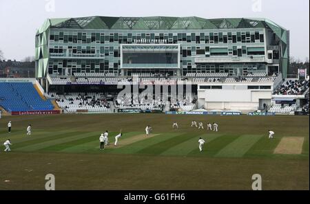 Eine allgemeine Ansicht zeigt die Action zwischen Yorkshire und Sussex während des LV=County Championship Division One Matches in Headingley, Leeds. Stockfoto