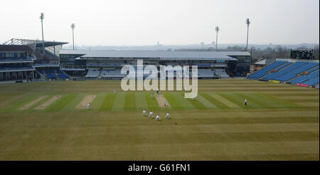 Eine allgemeine Ansicht zeigt die Action zwischen Yorkshire und Sussex während des LV=County Championship Division One Matches in Headingley, Leeds. Stockfoto