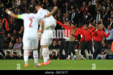 Fußball - UEFA Champions League - Viertelfinale - zweite Etappe - Barcelona gegen Paris Saint Germain - Nou Camp. David Beckham von Paris Saint Germain feiert auf der Bank, nachdem Javier Pastore das Eröffnungtor erzielt hat Stockfoto