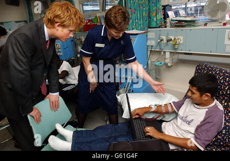 Prinz Harry trifft den Nierendialysepatienten Michael Anderton, rechts, im Great Ormond Street Hospital, London. Der Prinz, der am Sonntag, dem 15. September, seinen achtzehnten Geburtstag feiert, besuchte Wohltätigkeitsorganisationen und -Zwecke, die er unterstützen will. Stockfoto