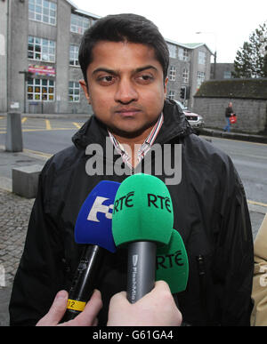 Praveen Halappanavar, der Ehemann von Savita Halappanavar, kommt zur Untersuchung ihres Todes am Galway Coroners Court an. Stockfoto