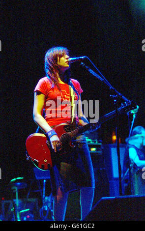 Gitarristin Charlotte Hatherley von Ash tritt in einem Konzert im Jones Beach Theater in Long Island, New York, auf. Stockfoto