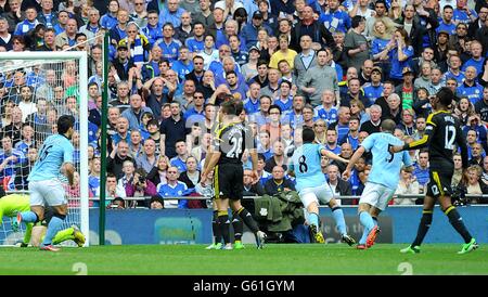 Fußball - FA Cup - Halbfinale - Chelsea gegen Manchester City - Wembley Stadium. Samir Nasri (Mitte) von Manchester City feiert das Tor seines Teams zum ersten Tor des Spiels Stockfoto