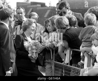 Premierministerin Margaret Thatcher trifft die Einwohner von Middlesbrough während ihrer Tour durch die industriellen schwarzen Flecken Großbritanniens im Nordosten. Stockfoto