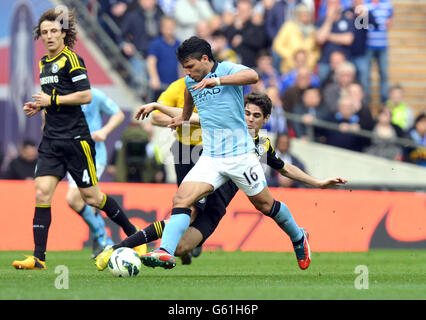 Sergio Aguero von Manchester City kommt während des FA Cup, Halbfinale im Wembley Stadium, London, vom Chelsea-Oscar weg. Stockfoto