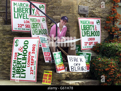 Ein Hunting and the Community Executive Officer Nicky Driver aus Ledbury, Herefordshire, mit der Countryside Alliance, bringt einige Schilder und Plakate in Ledbury zum Abschluss, die beim Liberty & Livelihood March in London verwendet werden sollen. * Es wird erwartet, dass sich mehrere hunderttausend Menschen in der Hauptstadt zusammenfinden, um gegen das zu protestieren, was sie als die Erosion des traditionellen ländlichen Lebens ansehen. Stockfoto