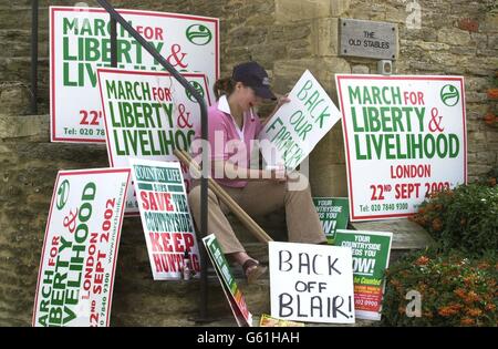 Ein Hunting and the Community Executive Officer Nicky Driver aus Ledbury, Herefordshire, mit der Countryside Alliance, bringt einige Schilder und Plakate in Ledbury zum Abschluss, die beim Liberty & Livelihood March in London verwendet werden sollen. * Es wird erwartet, dass sich mehrere hunderttausend Menschen in der Hauptstadt zusammenfinden, um gegen das zu protestieren, was sie als die Erosion des traditionellen ländlichen Lebens ansehen. Stockfoto