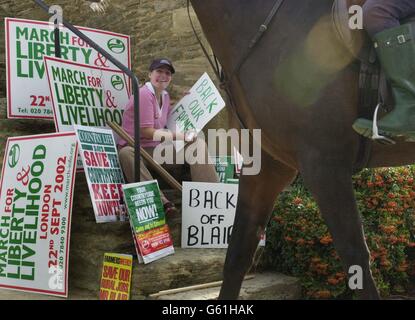 Ein Hunting and the Community Executive Officer Nicky Driver aus Ledbury, Herefordshire, mit der Countryside Alliance, bringt einige Schilder und Plakate in Ledbury zum Abschluss, die beim Liberty & Livelihood March in London verwendet werden sollen. * Es wird erwartet, dass sich mehrere hunderttausend Menschen in der Hauptstadt zusammenfinden, um gegen das zu protestieren, was sie als die Erosion des traditionellen ländlichen Lebens ansehen. Stockfoto