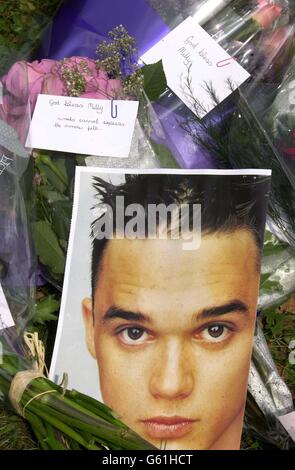 Blumen und ein Bild des Sängers Gareth Gates, die in Tribut an Milly Dowler am Polizeistraßenblock in der Nähe von Yateley Heath, Minley, in Hampshire zurückgelassen wurden, wo Überreste von Milly gefunden wurden. *... Mehr als 100 spezialisierte Suchbeamte durchkämmten den Ort in einer sorgfältigen Suche nach Hinweisen auf den Mörder des Teenagers. Siehe PA Story POLIZEI Teenager. PA Foto: Lindsey Parnaby. Stockfoto