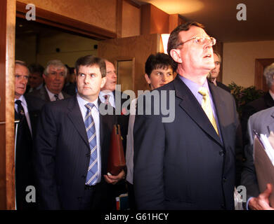 Der Führer der Ulster Unionist David Trimble (R) tritt zusammen mit dem Abgeordneten Jeffrey Donaldson von der Sitzung des Ulster Unionist Council auf. Der starke rat von 800 kam zusammen, um zu diskutieren, ob die Machtteilung mit Sinn Fein in der Regierung von Nordirland beendet werden sollte. *... Herr Trimble hat Sinn Fein drei Monate Zeit gegeben, um ihr Haus in Ordnung zu bringen, oder er wird seine Minister aus der Regierung der Machtteilung herausziehen. Stockfoto