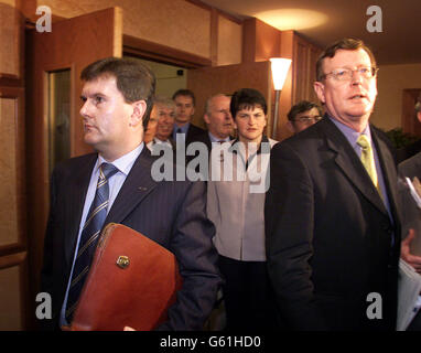 Der Führer der Ulster Unionist David Trimble (R) tritt zusammen mit dem Abgeordneten Jeffrey Donaldson von der Sitzung des Ulster Unionist Council auf. Der starke rat von 800 kam zusammen, um zu diskutieren, ob die Machtteilung mit Sinn Fein in der Regierung von Nordirland beendet werden sollte. *... Herr Trimble hat Sinn Fein drei Monate Zeit gegeben, um ihr Haus in Ordnung zu bringen, oder er wird seine Minister aus der Regierung der Machtteilung herausziehen. Stockfoto