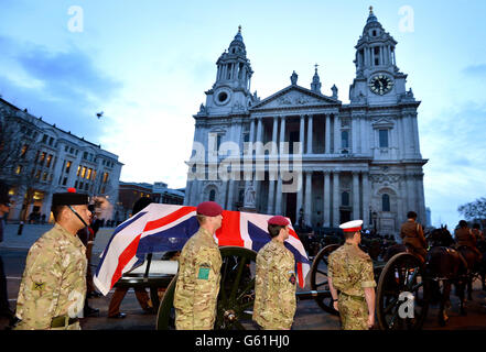 Ein Fahnenkaffin auf einem Waffenwagen wird für eine Generalprobe verwendet, für die Trauerprozession von Baroness Margaret Thatcher, wenn sie sich der St. Paul's Cathedral in der City of London nähert, wo die Beerdigung des ehemaligen Premierministers am Mittwochmorgen stattfinden wird. Stockfoto