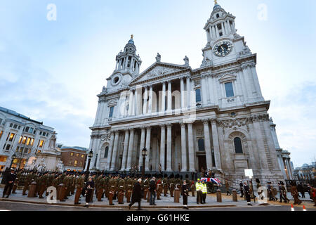 Ein Fahnenkaffin auf einem Waffenwagen wird für eine Generalprobe verwendet, für die Trauerprozession von Baroness Margaret Thatcher, wenn sie sich der St. Paul's Cathedral in der City of London nähert, wo die Beerdigung des ehemaligen Premierministers am Mittwochmorgen stattfinden wird. Stockfoto