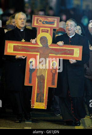 Church of Ireland Erzbischof Michael Jackson (links) und der katholische Erzbischof Diarmuid Martin (rechts) tragen gemeinsam ein Kreuz von der Christchurch Cathedral in Dublin, Irland, zur St. Mary's Pro-Cathedral, Dublin, Irland, zum Karfreitag. Stockfoto