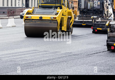 Dampfmaschinen Walze verdichten frischen Asphalt während der Reparatur-Straße Stockfoto