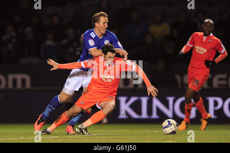 Harry Kane von Leicester City (links) und Adam Smith von Millwall (rechts) kämpfen um den Ball. Stockfoto