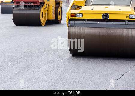 Schwere Vibrationswalzen Straße am Asphaltdecke funktioniert Stockfoto