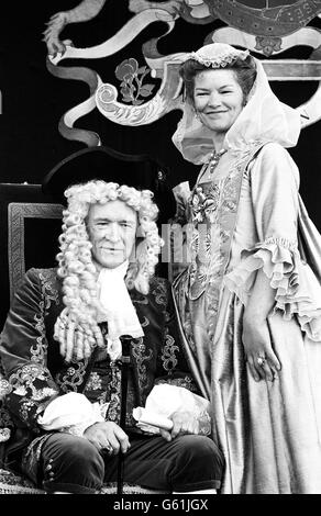 Richard Harris, 58, als König George II. Mit Glenda Jackson, 52, als Königin Caroline während der Dreharbeiten in Bath, Avon, für den 3 Millionen-Abenteuerfilm „King of the Wind“, der zu Weihnachten ansteht. BERÜHMTHEIT Stockfoto