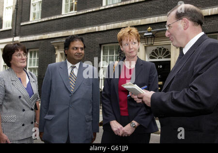 Dari Taylor (links), Ashok Kumar (Mitte) und Vera Baird (rechts) des Abgeordneten von Teeside werden von Bill Doult, dem Korrespondenten der Evening Gazette, interviewt, nachdem er eine Petition mit den Unterschriften von 3700 Personen aus dem Gebiet von Teeside eingereicht hatte. * ... in der Downing Street Nr. 10, London. Die Parlamentsabgeordneten hatten die Petition, die eine strengere Kontrolle der Luftwaffen forderte (einschließlich des Besitzverbots durch Jugendliche), mit einem persönlichen Brief von den Eltern von Matthew Sheffield, einem 14-jährigen aus Eaglescliffe, der auf tragische Weise getötet wurde, als er versehentlich von einem engen Freund mit einem Luftgewehr geschossen wurde. Stockfoto