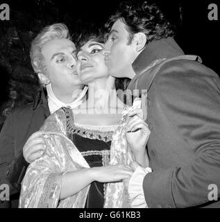 Maria Callas als Floria Tosca mit Tito Gobbi als Baron Scarpia und Renato Cioni als Mario Cavaradossi nach einer Galavorstellung von Puccinis 'Tosca' im Royal Opera House, Covent Garden, London. BERÜHMTHEIT Stockfoto