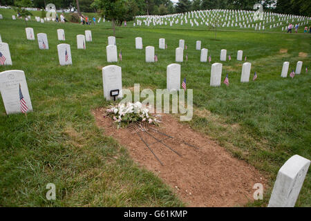 Arlington, Virginia USA, 30. Mai 2016: "Fahnen" auf dem Arlington National Cemetery. 2016 Stockfoto