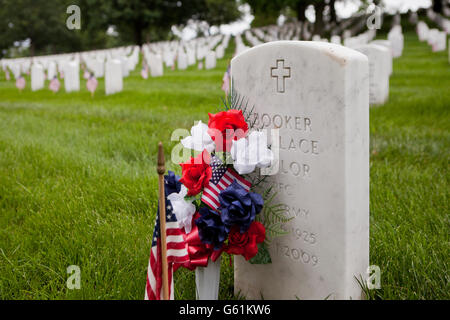 Arlington, Virginia USA, 30. Mai 2016: "Fahnen" auf dem Arlington National Cemetery. 2016 Stockfoto