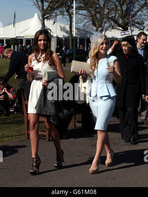 Damenmode während des Grand National Day beim 2013 John Smith's Grand National Meeting auf der Aintree Racecourse, Sefton. Stockfoto