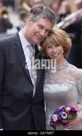 Die Coronation Street Schauspielerin Helen Worth, die in der beliebten Fernsehsoap Gail Platt spielt, verlässt nach ihrer Hochzeit mit ihrem Mann Trevor Dawson die St James Church in London. Stockfoto