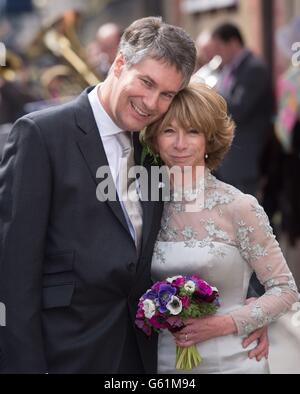 Die Coronation Street Schauspielerin Helen Worth, die Gail Platt in der beliebten Fernsehsoap-Oper spielt, verlässt nach ihrer Hochzeit mit ihrem Mann Trevor Dawson die St James Church in London. Stockfoto